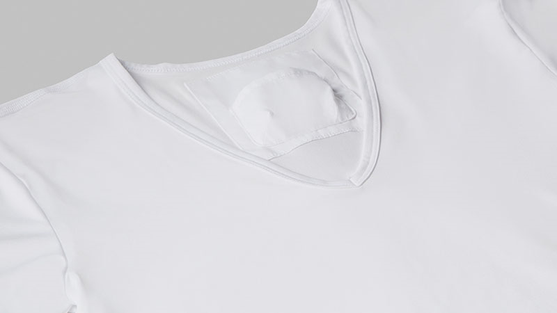 Chiếc áo phông RNPS-C1VA có túi ở sau cổ để đeo Reon Pocket